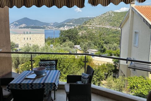 Pogled sa terase na more stana na prodaju Kamenovo Budva
