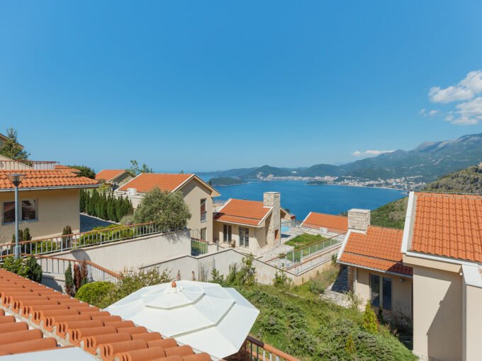 Carsko selo, namještena vila na prodaju sa pogledom na more Budva Crna Gora